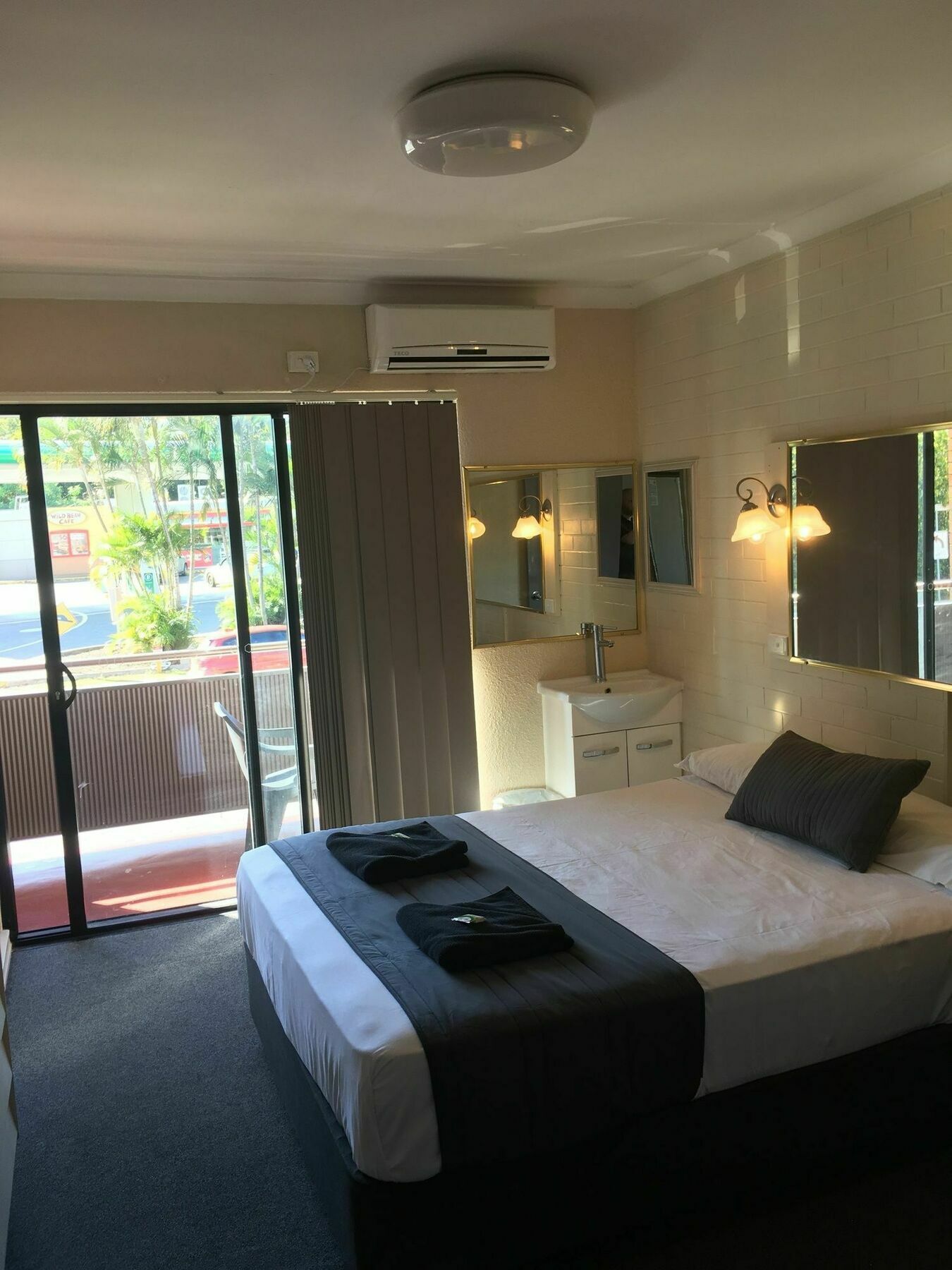 Kingsford Riverside Inn Brisbane Exterior photo